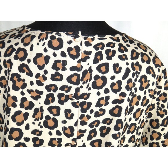 Ava + Viv Women's Leopard Print Short Sleeve Back Button Detail Blouse Plus 1X - Picture 6 of 11